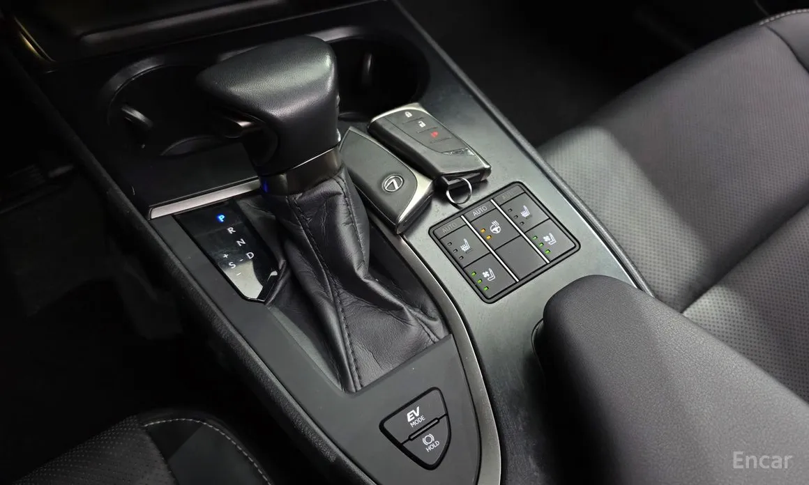 Фото 9 - Lexus UX