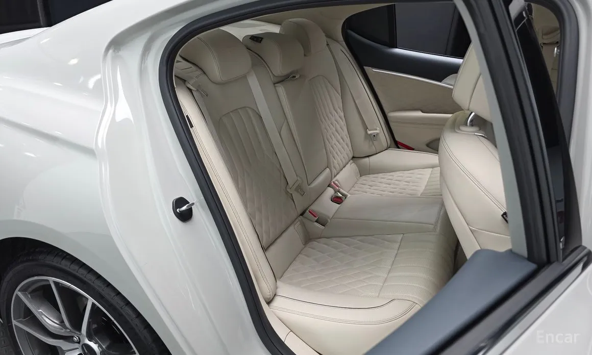 Фото 11 - Genesis G70