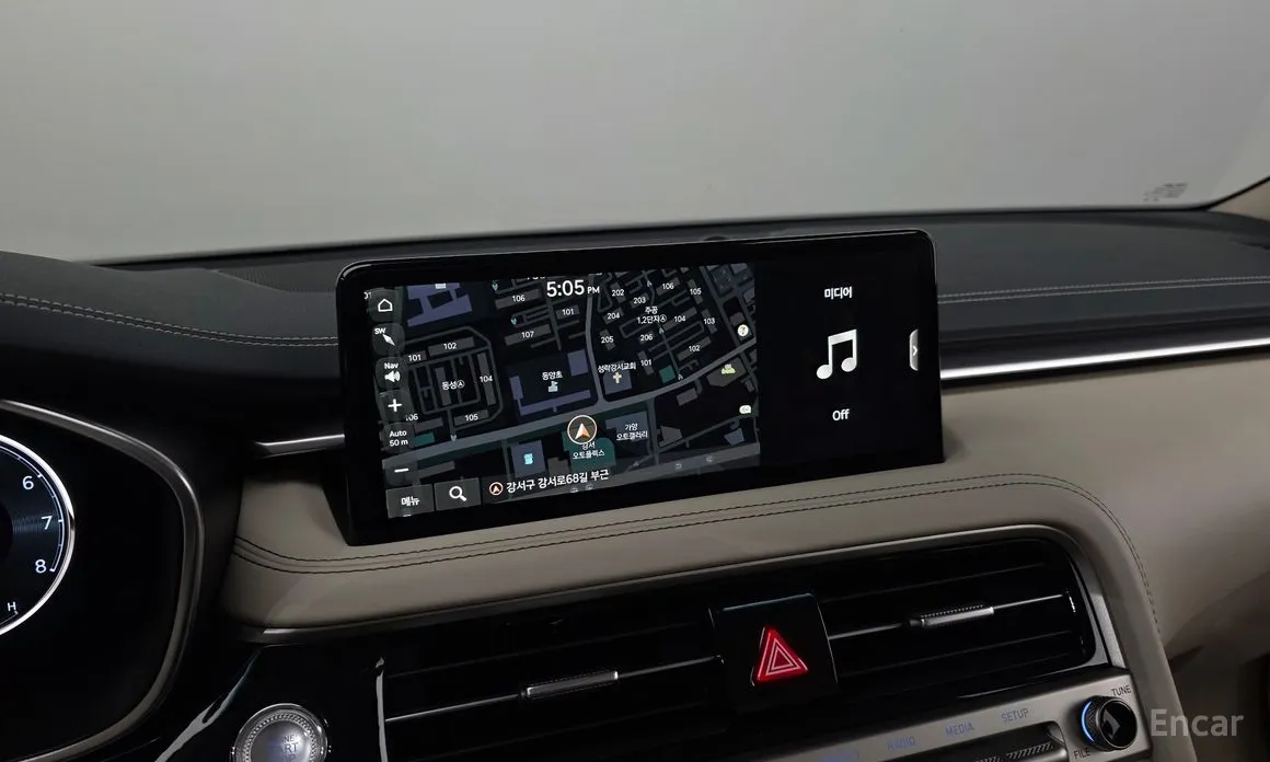 Фото 15 - Genesis G70