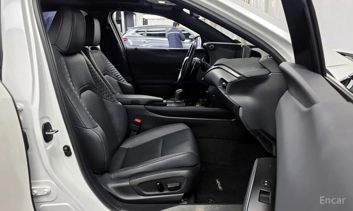 Фото 11 - Lexus UX
