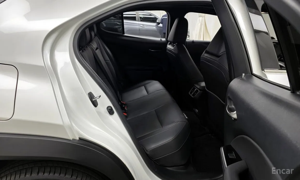 Фото 12 - Lexus UX