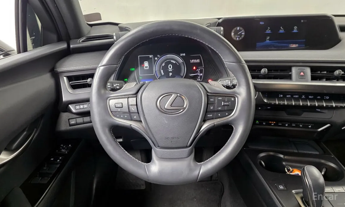 Фото 13 - Lexus UX