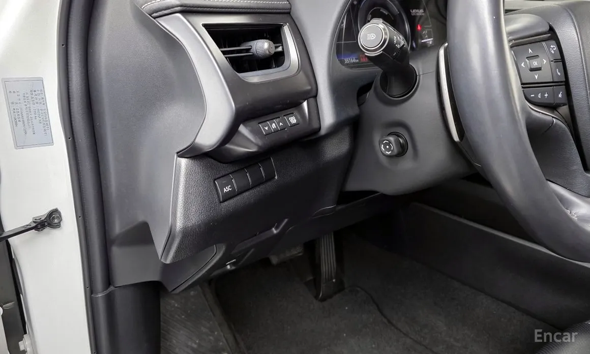 Фото 17 - Lexus UX