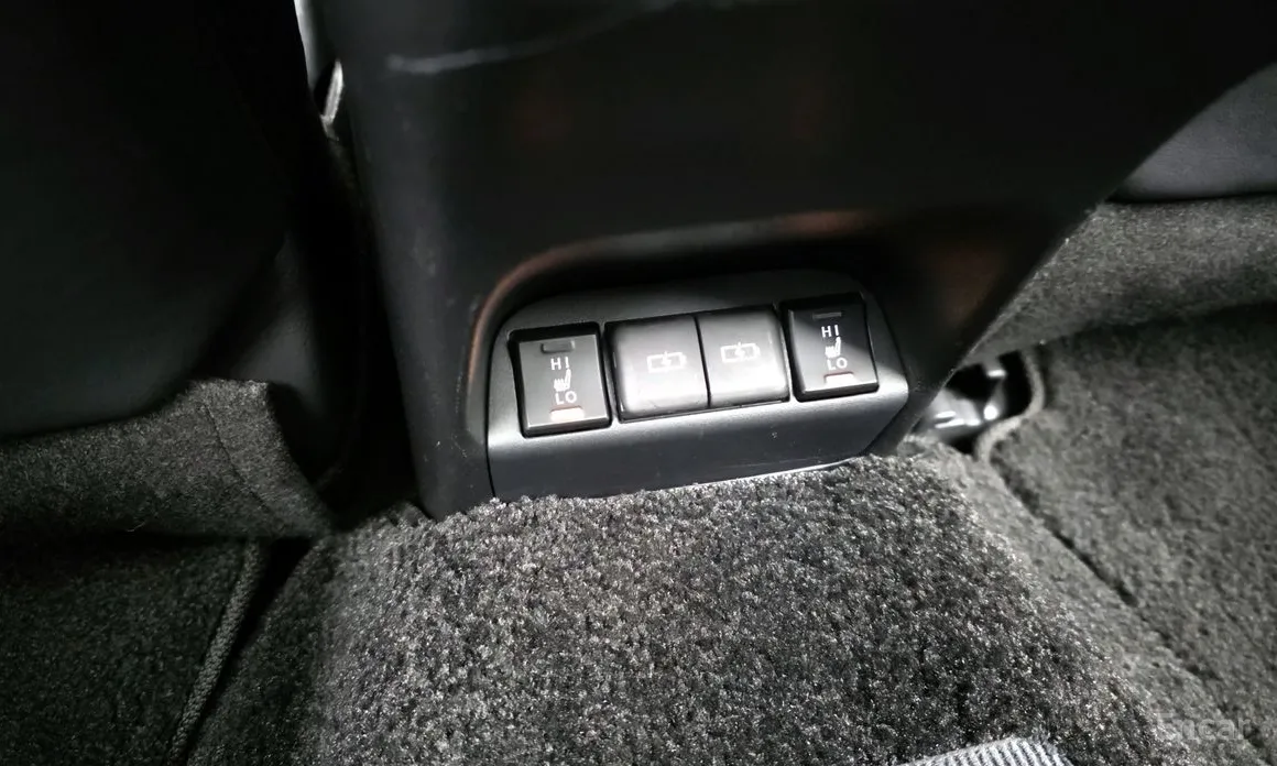 Фото 19 - Lexus UX