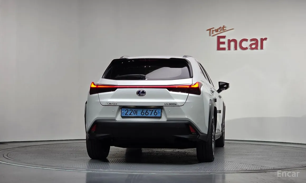 Фото 4 - Lexus UX