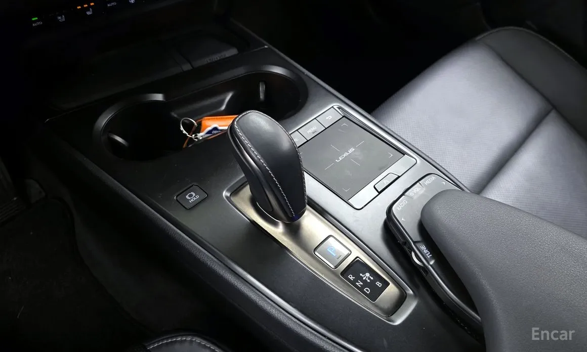 Фото 9 - Lexus UX