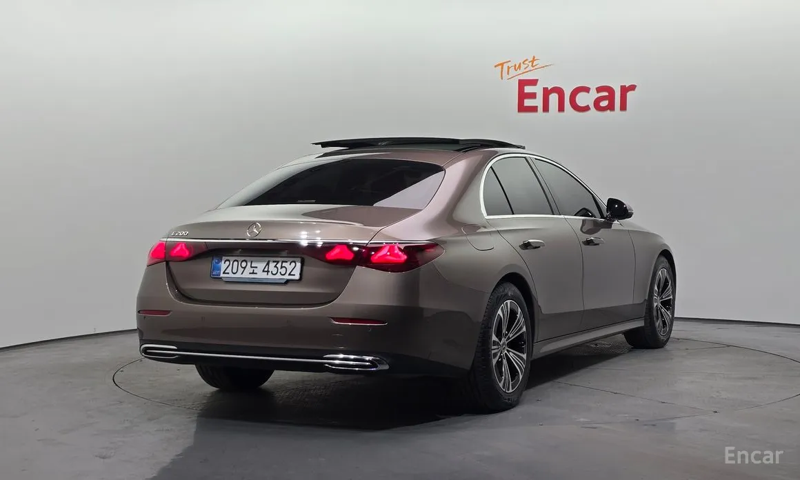 Фото 2 - Mercedes-Benz E-Class