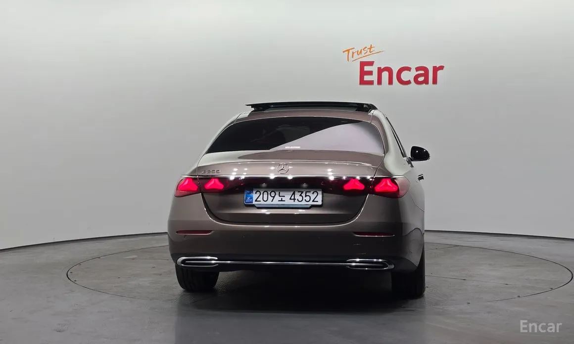 Фото 4 - Mercedes-Benz E-Class