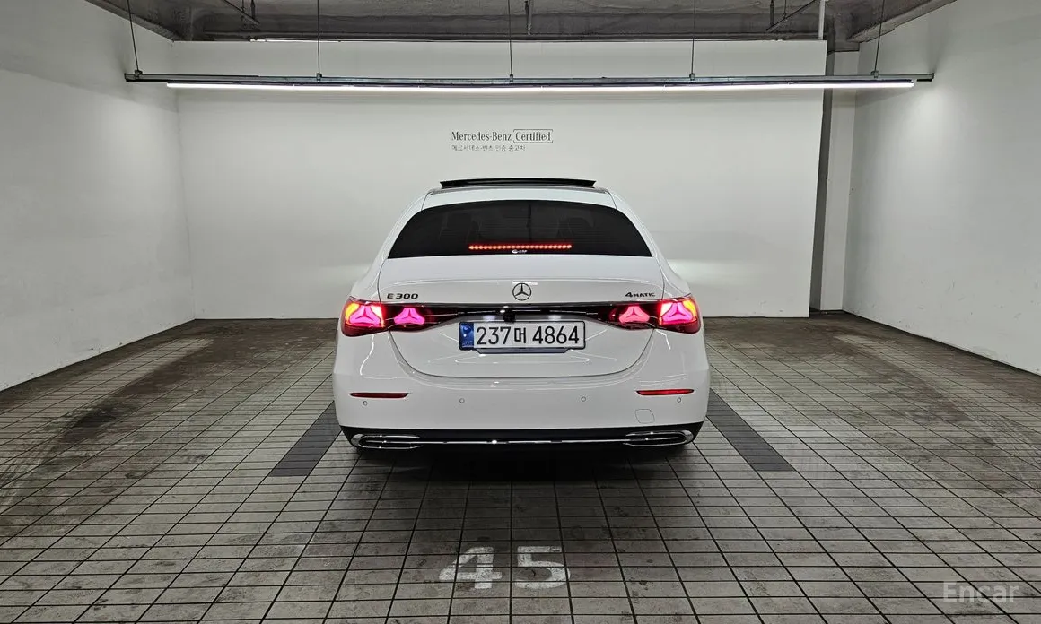 Фото 4 - Mercedes-Benz E-Class