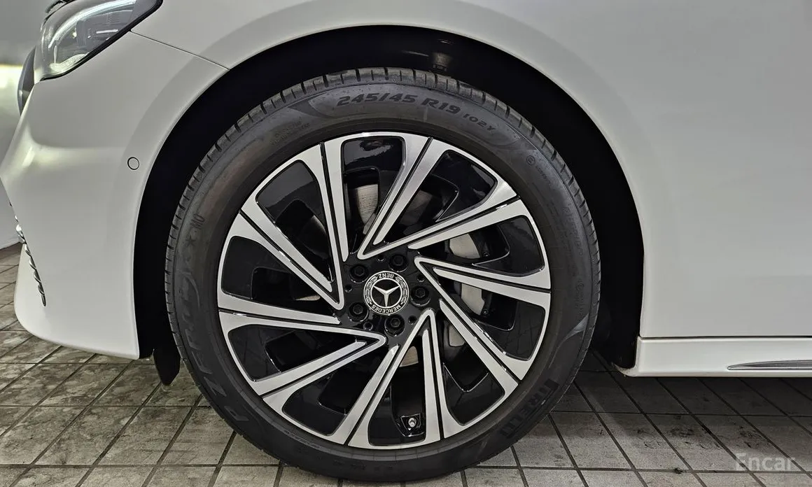 Фото 5 - Mercedes-Benz E-Class