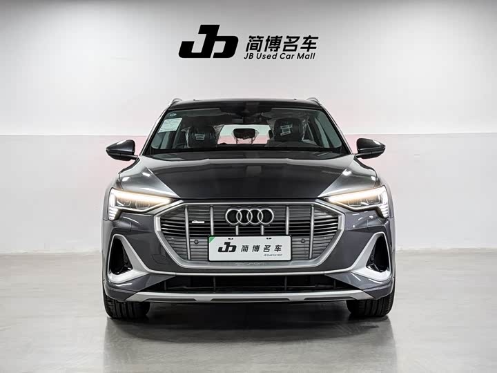 Фото 2 - Audi e-tron
