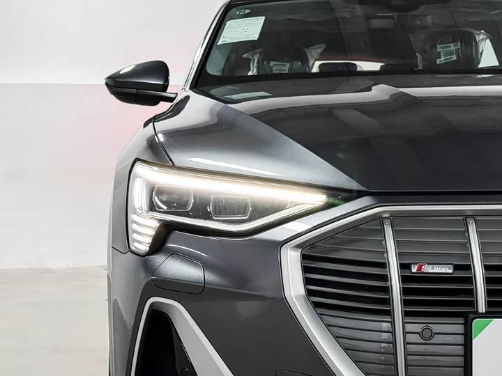 Фото 4 - Audi e-tron