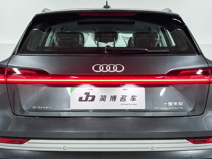 Фото 5 - Audi e-tron