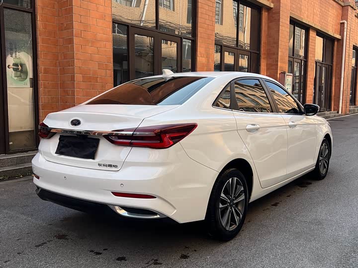 Фото 4 - Ford Escort