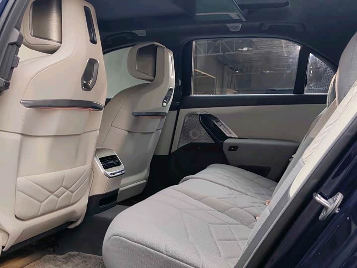 Фото 9 - BMW 7 Series