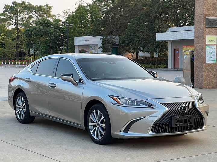 Фото 3 - Lexus ES