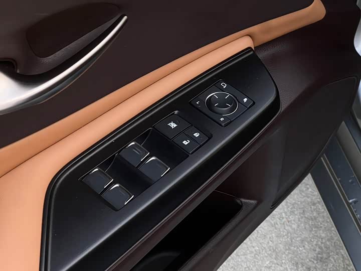 Фото 4 - Lexus ES