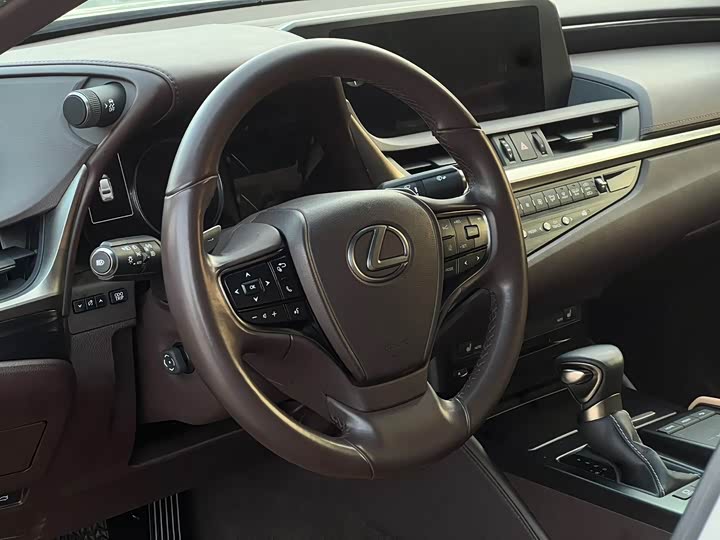 Фото 6 - Lexus ES