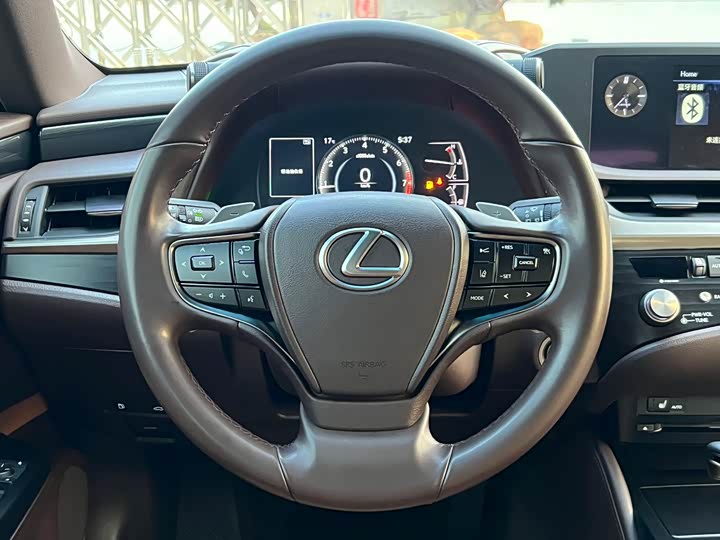 Фото 7 - Lexus ES