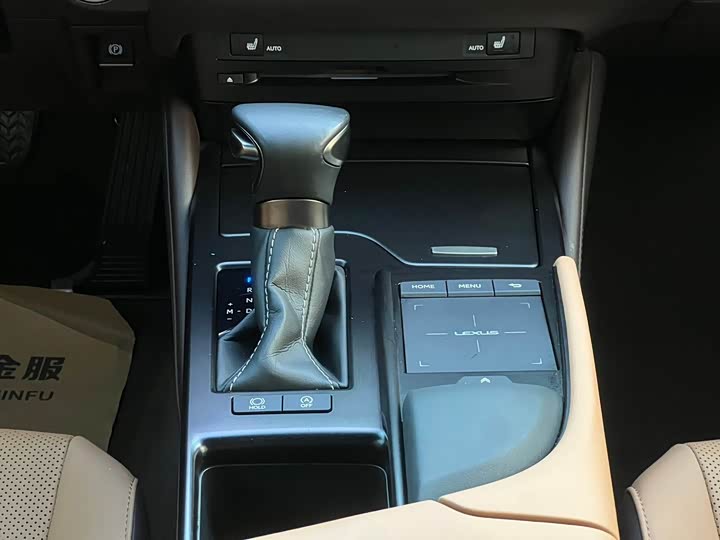 Фото 9 - Lexus ES