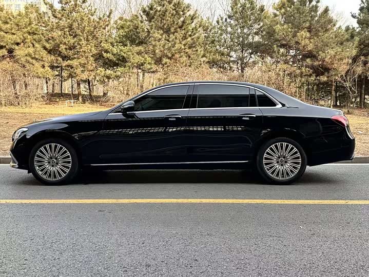 Photo 8 - Mercedes-Benz E-Class