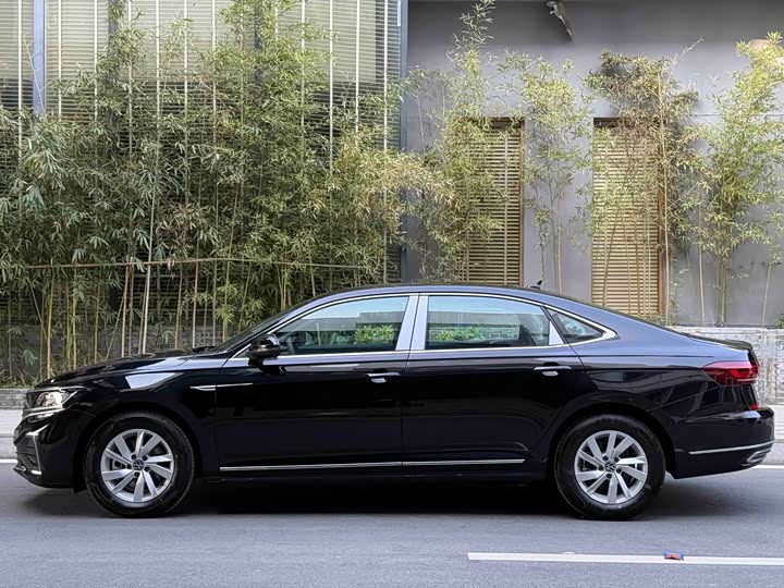 Фото 4 - Volkswagen Passat Hybrid