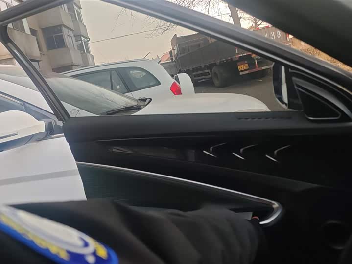 Фото 7 - Geely Atlas