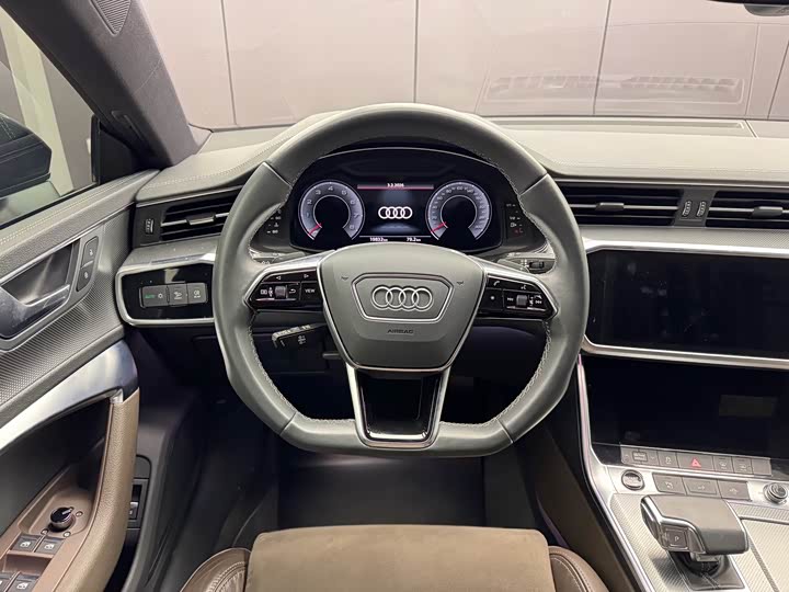 Фото 6 - Audi A7L