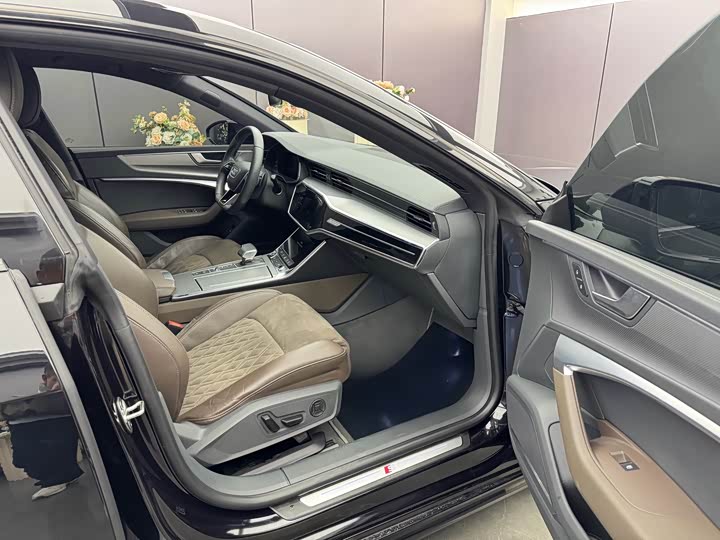 Фото 8 - Audi A7L