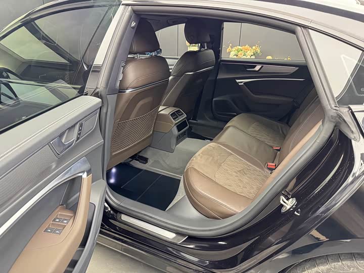 Фото 9 - Audi A7L