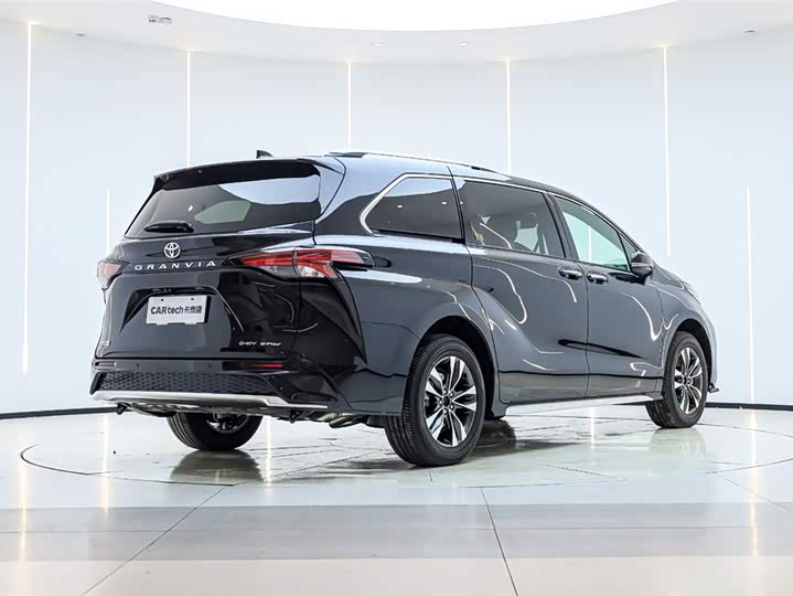 Фото 5 - Toyota Granvia