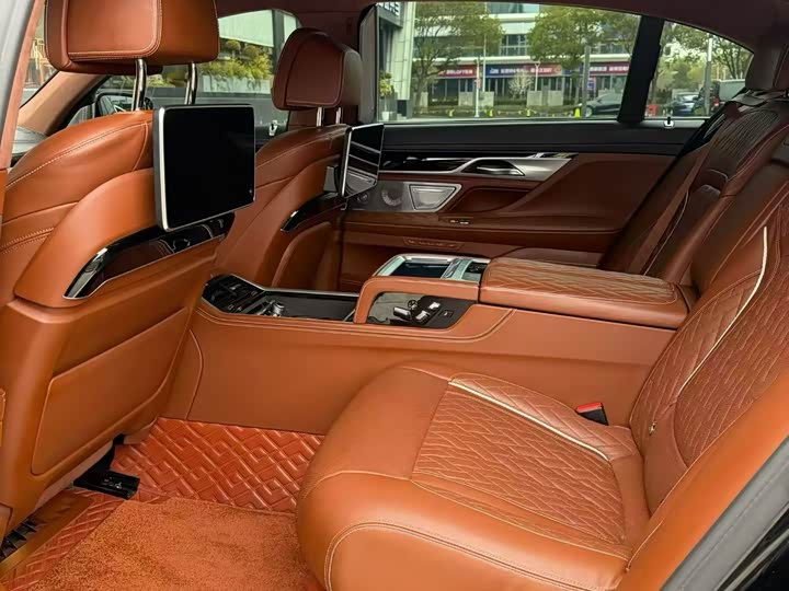 Фото 3 - BMW 7 Series