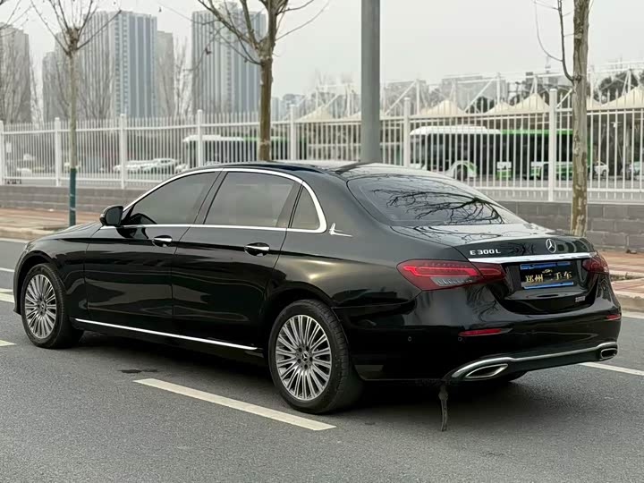 Photo 9 - Mercedes-Benz E-Class