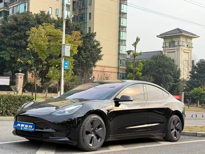 Фото 1 - Tesla Model 3