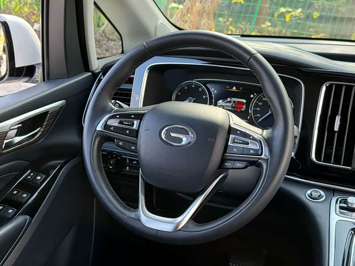 Фото 2 - GAC Trumpchi M8