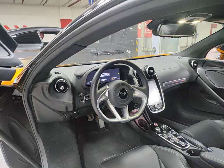 Фото 9 - McLaren GT