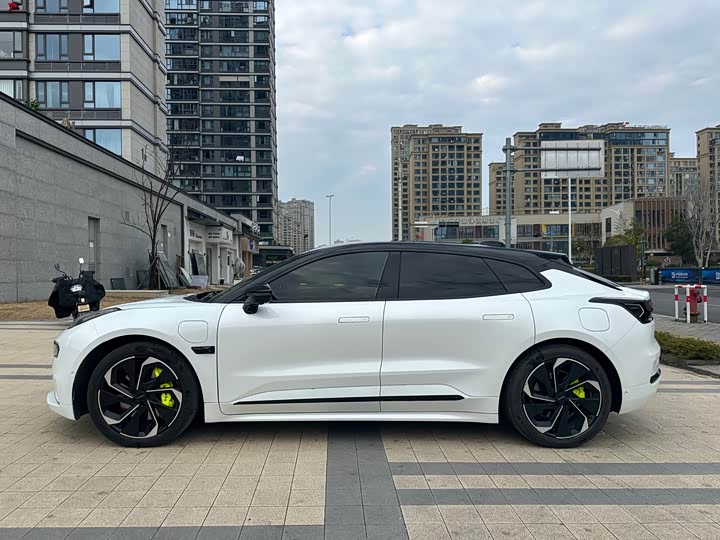 Фото 4 - Zeekr 001