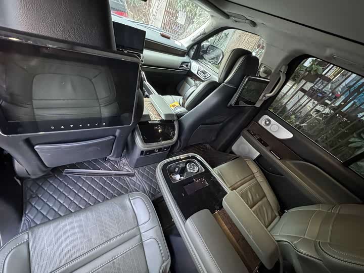 Фото 7 - Lincoln Navigator