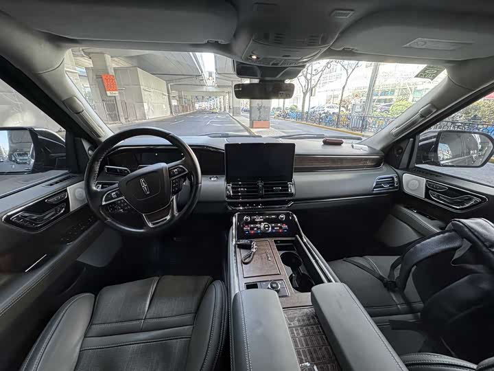 Фото 9 - Lincoln Navigator