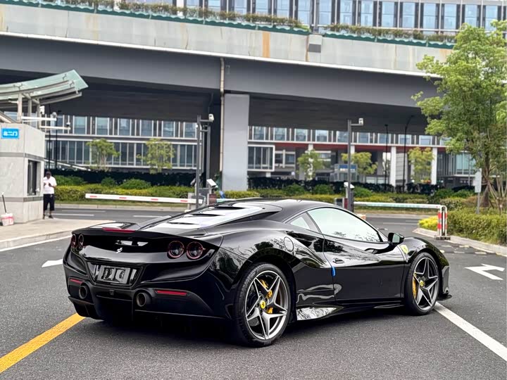 Фото 6 - Ferrari F8