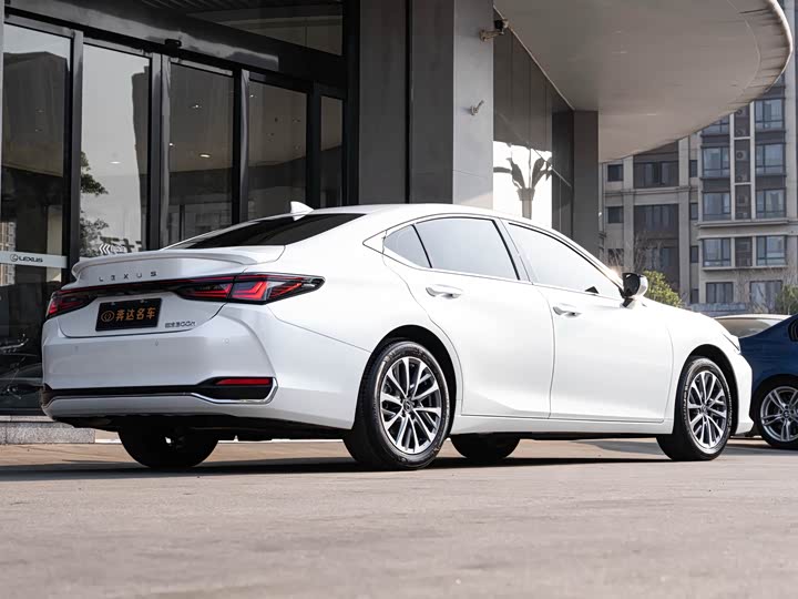 Фото 3 - Lexus ES