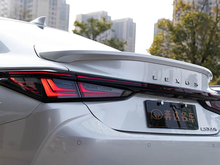 Фото 7 - Lexus ES