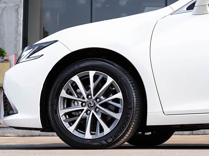 Фото 8 - Lexus ES