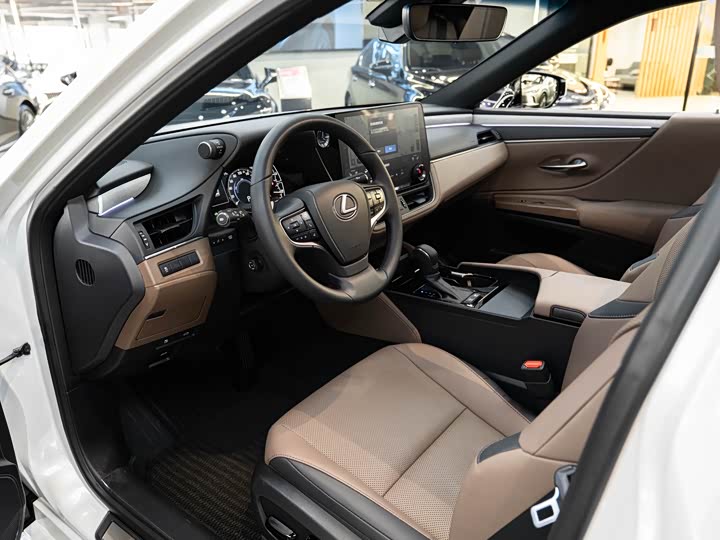 Фото 9 - Lexus ES