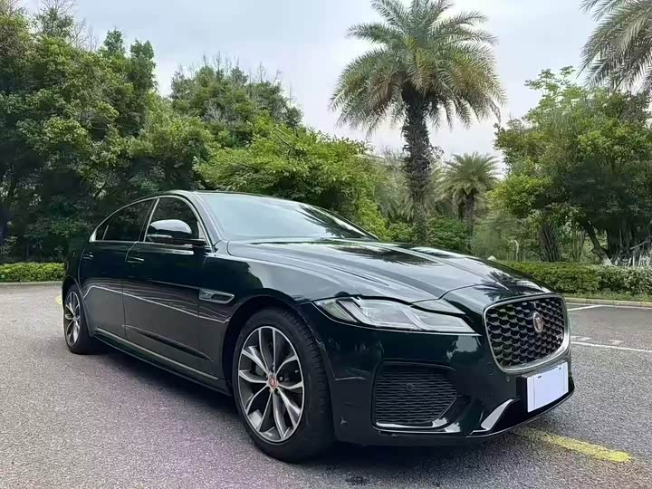 Photo 3 - Jaguar XF L