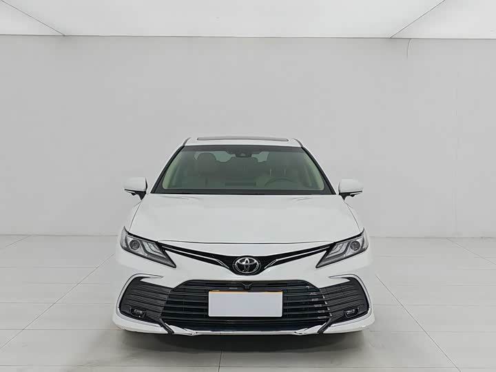 Фото 2 - Toyota Camry