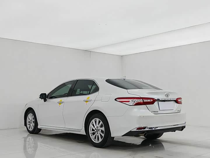 Фото 4 - Toyota Camry