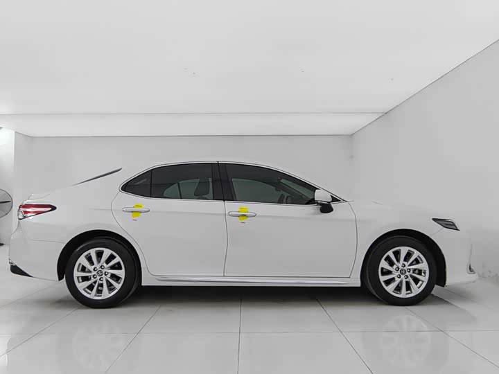 Фото 8 - Toyota Camry