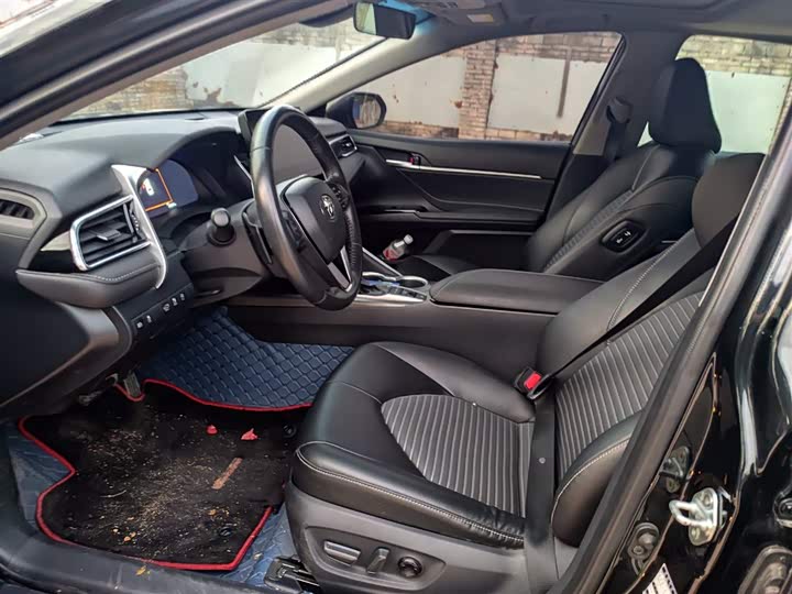 Фото 4 - Toyota Camry