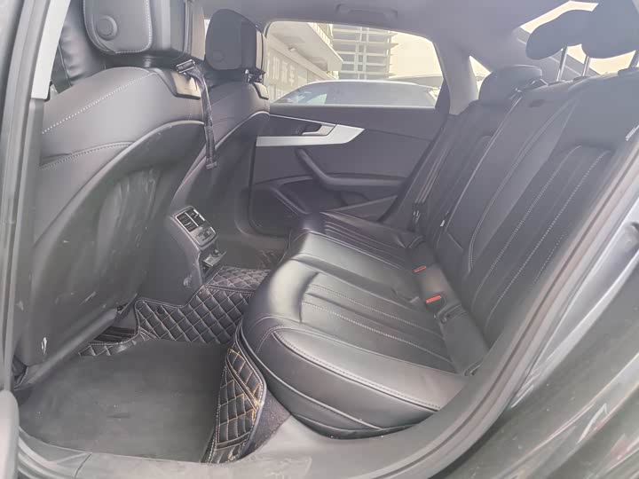 Фото 4 - Audi A4L